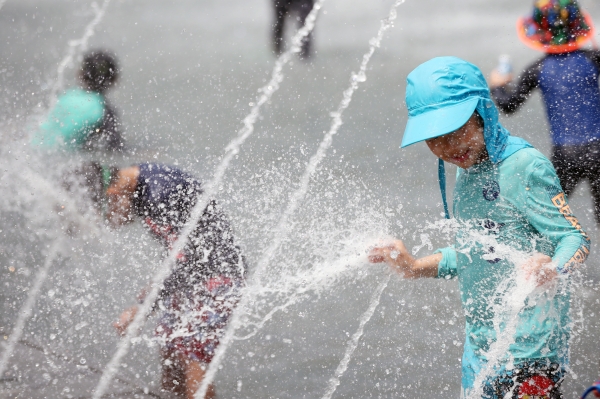 사진 - 서울 영등포구 여의도한강공원 물빛광장에서 어린이들이 물놀이를 하며 더위를 식히고 있다. 2023.8.15/뉴스1 