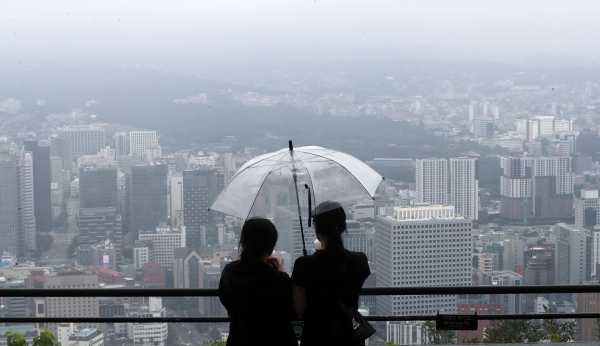 사진 - 비가 내린 3일 서울 남산에서 우산을 쓴 시민들이 서울시내를 바라보고 있다. 기상청은 이날 전국이 흐리고 가끔 비가 내리겠다고 밝혔다. 2023.9.3/뉴스1 