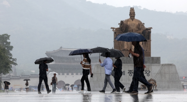 사진 - 가을비가 내리는 13일 서울 종로구 광화문 광장에서 시민들이 우산을 쓴 채 발걸음을 옮기고 있다. 2023.9.13/뉴스1 