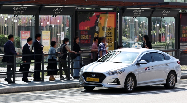 사진 - 서울서부역 택시 승강장에서 시민들이 택시를 타기 위해 줄을 서고 있다. (뉴스1 DB, 기사와 관련 없음) © News1