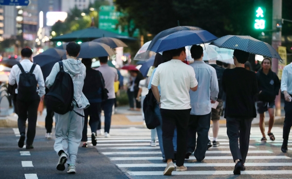 사진 - 서울에 비가 내리고 있는 25일 오후 서울 종로구 종각역사거리에서 우산을 쓴 시민과 우산을 미쳐 준비 못한 시민들이 발걸음을 재촉하고 있다. 기상청은 오늘 저녁부터 모레 오후 사이 전국 대부분 지역 가끔 비가 내리겠다고 밝혔다. 2023.9.25/뉴스1
