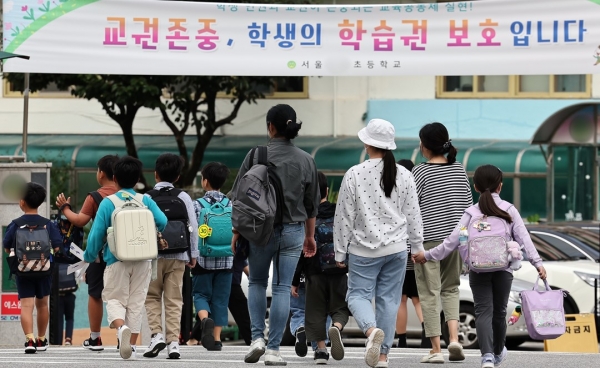 사진 - 서울의 한 초등학교로 학생들이 등교하고 있다. /뉴스1 