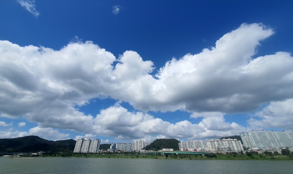 사진 -경북 포헝시 남구 연일읍 형산강 위로 뭉게구름이 두둥실 떠다니고 있다.202.9.24/뉴스1