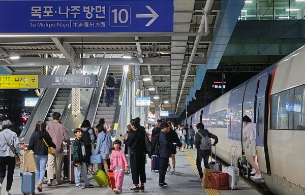 사진 - 지난 2일 늦은 오후 광주 광산구 광주송정역 플랫폼에 서울에서 출발한 목포행 열차가 도착해있다. 2023.10.3/뉴스1 