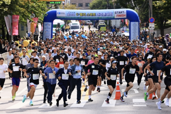 [포토] 구로구 개최 'G밸리 스마트마라톤대회' 에서 참가자들이 출발하고 있다.