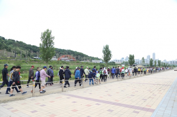 제7회 명품 구로 올레길 걷기 행사에서 주민들이 걷고 있다.