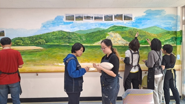 은여울중고등학교 교사와 학생들이 학교 리빌딩 사업의 하나인 벽화작업을 함께 하고 있다.
