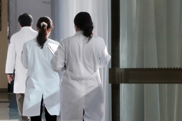 서울 시내 한 대학병원에서 의료진이 발걸음을 옮기고 있다.(사진은 기사 내용과 관련 없음)