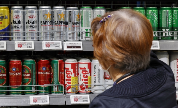 맥주시장이 요동치는 가운데, 서울 시내 대형마트에서 시민이 맥주를 구매하고 있다.