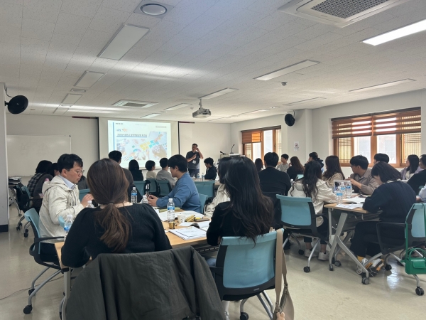 YC체인지메이커 워크숍에 참여한 영천시 공무원들이 전문가 특강을 듣고 있다.