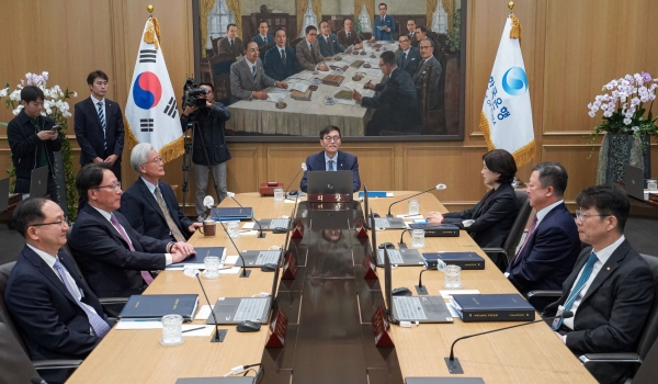 이창용 한국은행 총재가 19일 서울 중구 한국은행에서 열린 금융통화위원회를 주재하고 있다.