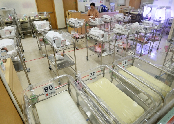 무자녀로 경제활동에 참가하는 여성이 늘어, 결과적으로는 국가경쟁력 약화로 이어지고 있다는 지적이 나왔다. 사진은 서울 시내 한 병원의 신생아실 모습.