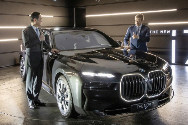 이재용 삼성전자 회장이 17일 인천 영종도 BMW 드라이빙 센터에서 열린 올리버 집세 BMW CEO와의 미팅에 앞서 BMW의 최신 전기차 '뉴 i7'를 살펴보고 있다.