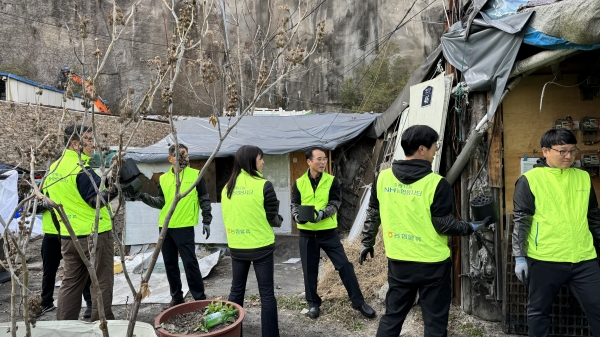 농협물류는 최선식 대표를 비롯한 임직원들이 22일, 서울시 종로구 관내에서 취약계층 30여 가구를 방문해 연탄 6,000여장을 전달하며 지역사회 이웃사랑을 실천했다.