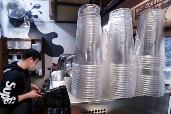 서울의 한 커피전문점에 일회용 플라스틱컵이 쌓여 있다.