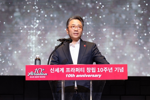 임영록 신세계프라퍼티 대표가 1일 서울 신세계 남산에서 창립 10주년 기념식을 열고 기념사를 하고 있다.