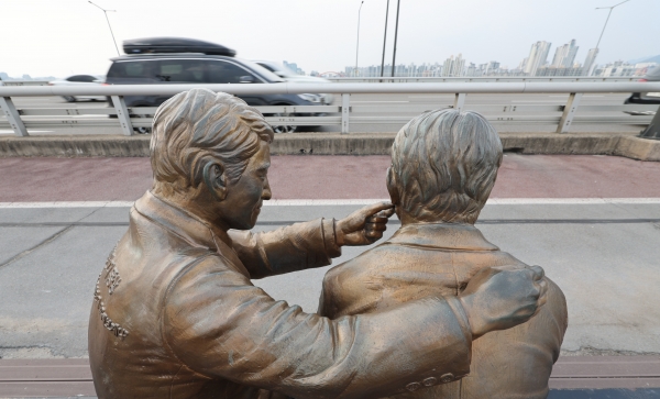 세계 자살 예방의 날인 10일 서울 마포대교에 '한번만 더' 동상이 설치돼 있다.