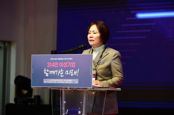 이정한 한국여성경제인협회 회장이 2023 전국 여성CEO 경영연수에 참석해 발언하고 있다.
