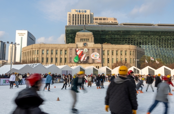 크리스마스 이브인 24일 오후 서울 중구 서울광장에 마련된 스케이트장을 찾은 시민들이 즐거운 시간을 보내고 있다.