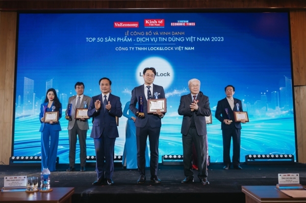 '2023 베트남 소비자가 신뢰하는 50대 브랜드' 수상자로 참석한 송승호 락앤락 베트남 법인 팀장(가운데)이 기념 촬영을 하고 있다.