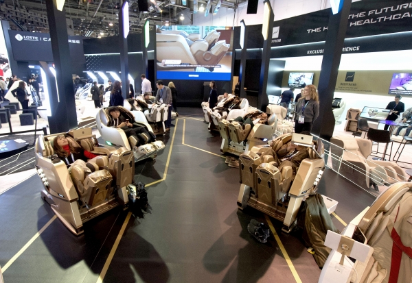 CES2024 참관객들이 바디프랜드 '헬스케어로봇'을 이용하고 있다.