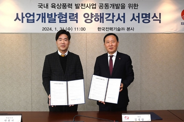 유니슨 박원서 대표(좌측)와 한국전력기술 김성암 사장이 업무협약 후 기념촬영을 하고 있다.