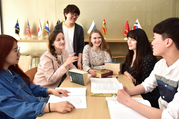 영진전문대에 재학 중인 외국인 유학생들이 내국인 학생들과 대학 글로벌존에서 교류하는 모습.