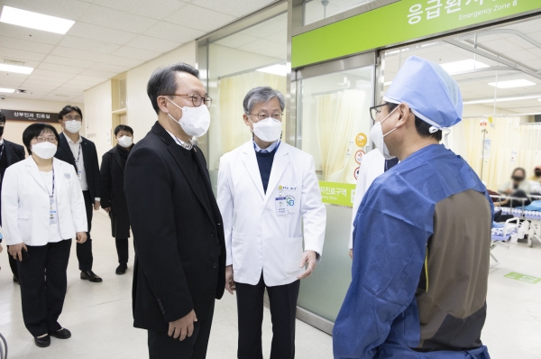 박민수 보건복지부 제2차관이 11일 설 연휴 응급진료체계를 점검하기 위해 충북대학교병원 응급실을 방문, 의료진을 격려하고 있다.