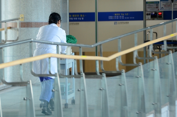 16일 오후 광주 동구 조선대학교 병원에서 한 의료진이 이동하고 있다. 조선대 병원에서는 전날 전공의 7명이 사직서를 제출했다. 정부의 의대 정원 확대에 반발하는 움직임으로 풀이된다.