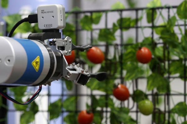 서울 서초구 aT센터에서 열린 '2023 대한민국 식품대전'에 자둥수확 로봇이 전시돼 있다.