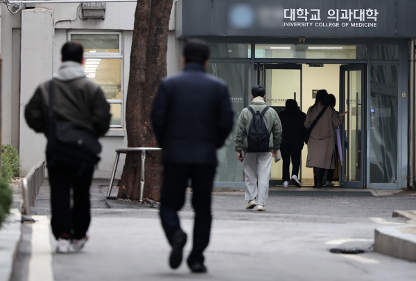 전국 의과대학 학생들이 동맹 휴학을 예고한 지난 20일 서울 시내 한 의과대학에서 학생들이 발걸음을 옮기고 있다.