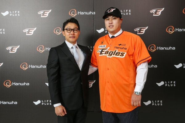 류현진(오른쪽)이 12년 만에 한화 이글스 유니폼을 다시 입었다.