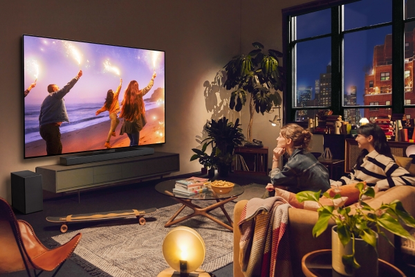 LG전자가 AI 성능을 강화한 신규 프로세서로 더 선명한 화질과 풍성한 공간 음향을 제공하는 2024년형 LG 올레드 TV와 QNED TV를 출시한다. 모델들이 2024년형 LG 올레드 TV로 콘텐츠를 즐기는 모습.