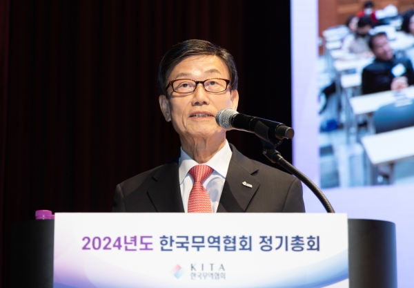 27일 서울 강남구 삼성동 코엑스에서 열린 '2024년도 정기총회'에서 윤진식 한국무역협회 회장이 취임사를 하고 있다.