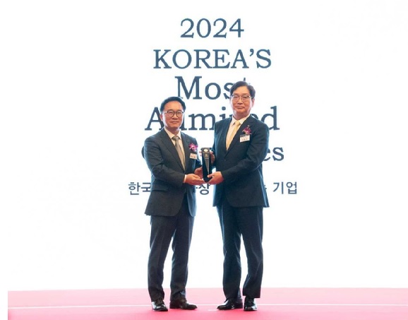 서정규(오른쪽) S-OIL 국내영업본부장이 27일 열린 ‘2024 한국에서 가장 존경받는 기업’ 시상식에서 한수희 한국능률협회컨설팅(KMAC) 대표로부터 인증패를 받고 있다.