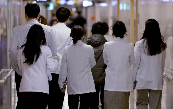 의대정원 증원에 반발한 전공의들이 진료거부를 이어가고 있는 5일 오전 서울시 한 병원에서 의료진이 이동하고 있다.