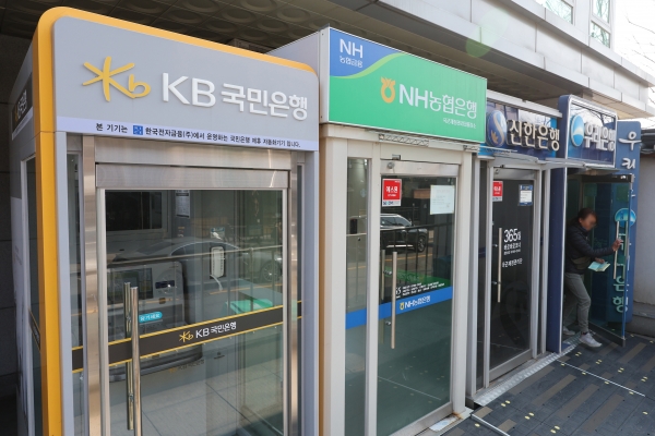 4대 은행 직원들의 평균 연봉이 1억1600만원인 것으로 나타났다. 사진은 서울 시내에 설치된 시중은행 ATM.