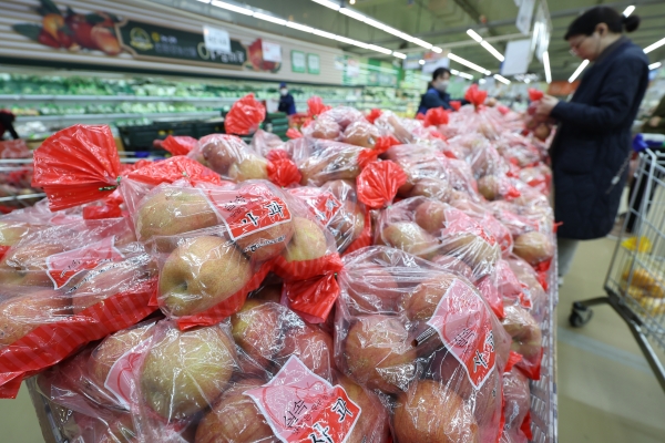 25일 오전 서울 시내 대형마트에서 시민들이 사과를 구매하고 있다. 정부가 대규모 자금을 투입하면서 사과와 배 소매 가격이 10% 넘게 하락했지만, 도매 가격은 오름세로 과일값 강세가 이어지고 있다. 한국농수산식품유통공사(aT) 농산물유통정보에 따르면 사과 10kg의 중·도매 가격은 9만1780원으로 일주일 전보단 1%가량 올랐다. 배 10kg도 10만8600원으로 일주일 전보다 7.3%, 1년 전보다는 147.3% 올랐다. 2024.3.25