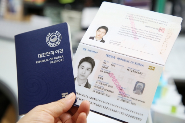 안양시가 4월부터 ‘온라인 여권접수 사전 예약제’를 재개한다.