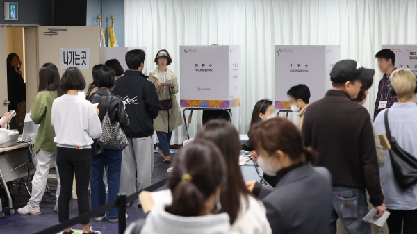 제22대 국회의원 총선거 사전투표 둘째 날이자 마지막 날인 6일 오후 서울 송파구 잠실2동주민센터에 마련된 사전투표소에서 유권자들이 투표를 하기 위해 기다리고 있다. 2024.4.6