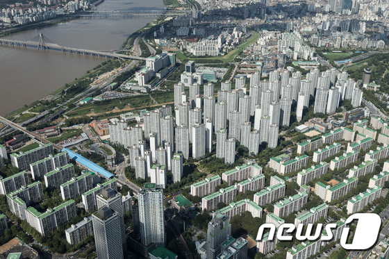 연일 서울 주택가격이 요동치고 있다. 지난 4일 서울 송파구 일대 아파트 단지. 국토교통부는 3일 올해 8월까지 서울 주택가격이 49개월(4년1개월)째 연속 상승해 역대 최장 상승기에 접어들었다고 밝혔다