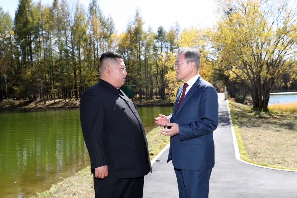 문재인 대통령이 20일 삼지연초대소를 방문해 김정은 국무위원장과 산책을 하며 대화하고 있다.
