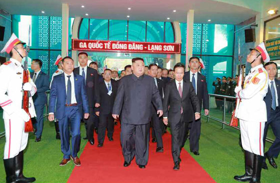 26일 김정은 북한 국무위원장이 중국과 접경지역인 베트남 랑선성 동당역에 도착하고 있다. (노동신문)