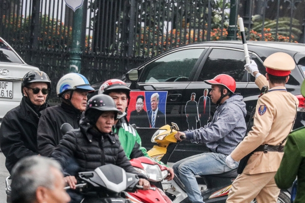 김정은 북한 국무위원장과 트럼프 미국 대통령의 제2차 정상회담을 앞두고 있는 지난 27일 오전 베트남 하노이 시내에서 한 차량에 김 위원장과 트럼프 대통령의 스티커가 붙어 있다.
