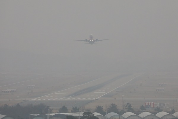 5일 오후 최악의 미세먼지·초미세먼지로 인해 시야가 흐릴 정도로 뿌옇게 변해버린 대구공항에서 항공기가 이륙하고 있다. / 뉴스1