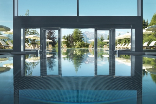 알프스 경관이 보이는 인터알펜 호텔의 수영장 (c)Inter-Alpen Tyrol.