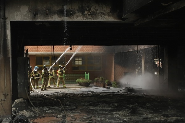 26일 서울 은평구 응암동 은명초등학교에서 화재가 발생해 소방대원들이 잔불을 정리하고 있다. [은평소방서 제공]