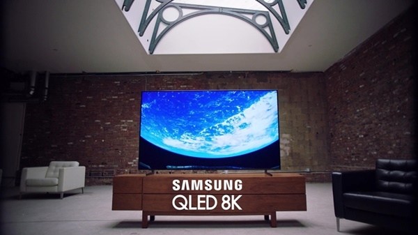 영상 속의 한 장면으로 우주정거장에서 본 지구의 아름다운 모습을 삼성 QLED 8K TV가 실제 눈으로 보는 것 같이 생생하게 전달하고 있다.