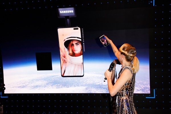 23일(현지시간) 영국 런던 ‘삼성 킹스크로스(Samsung KX)’에서 진행된 ‘스페이스 셀피’ 런칭 행사에서 영국 모델 겸 배우 카라 델레바인이 자신의 스페이스 셀피 사진을 공개하고 있는 모습.