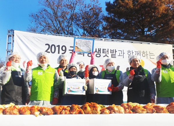 2일, 국회 생생텃밭에서 열린 ‘2019 국회 생생텃밭과 함께 하는 국회 김장 나눔 행사’에 참여한 행사 관계자들이 기념촬영을 하고 있다.